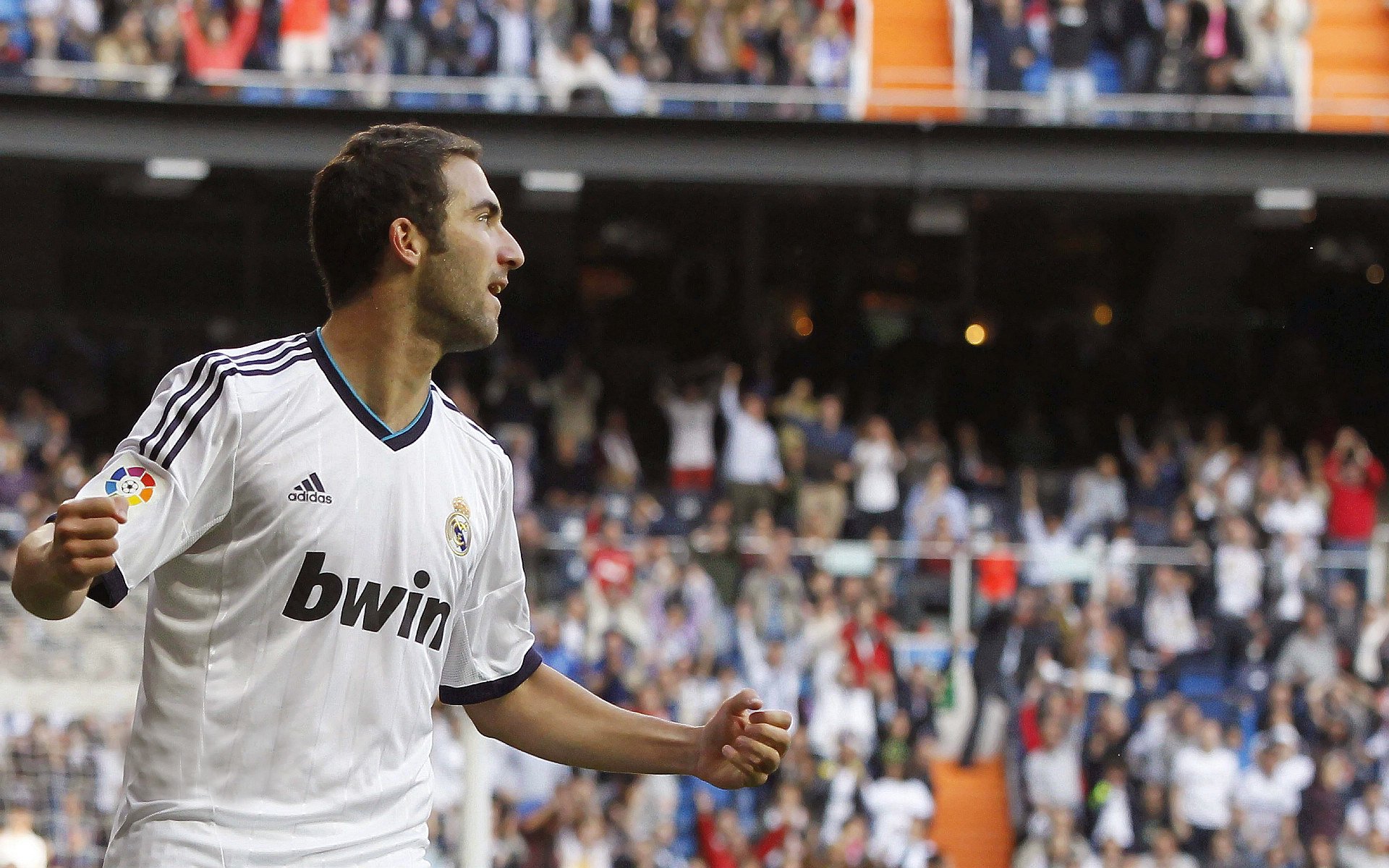 AYX SPORTS-_湖人队新援火力全开，引发粉丝热议_，湖人官宣新援